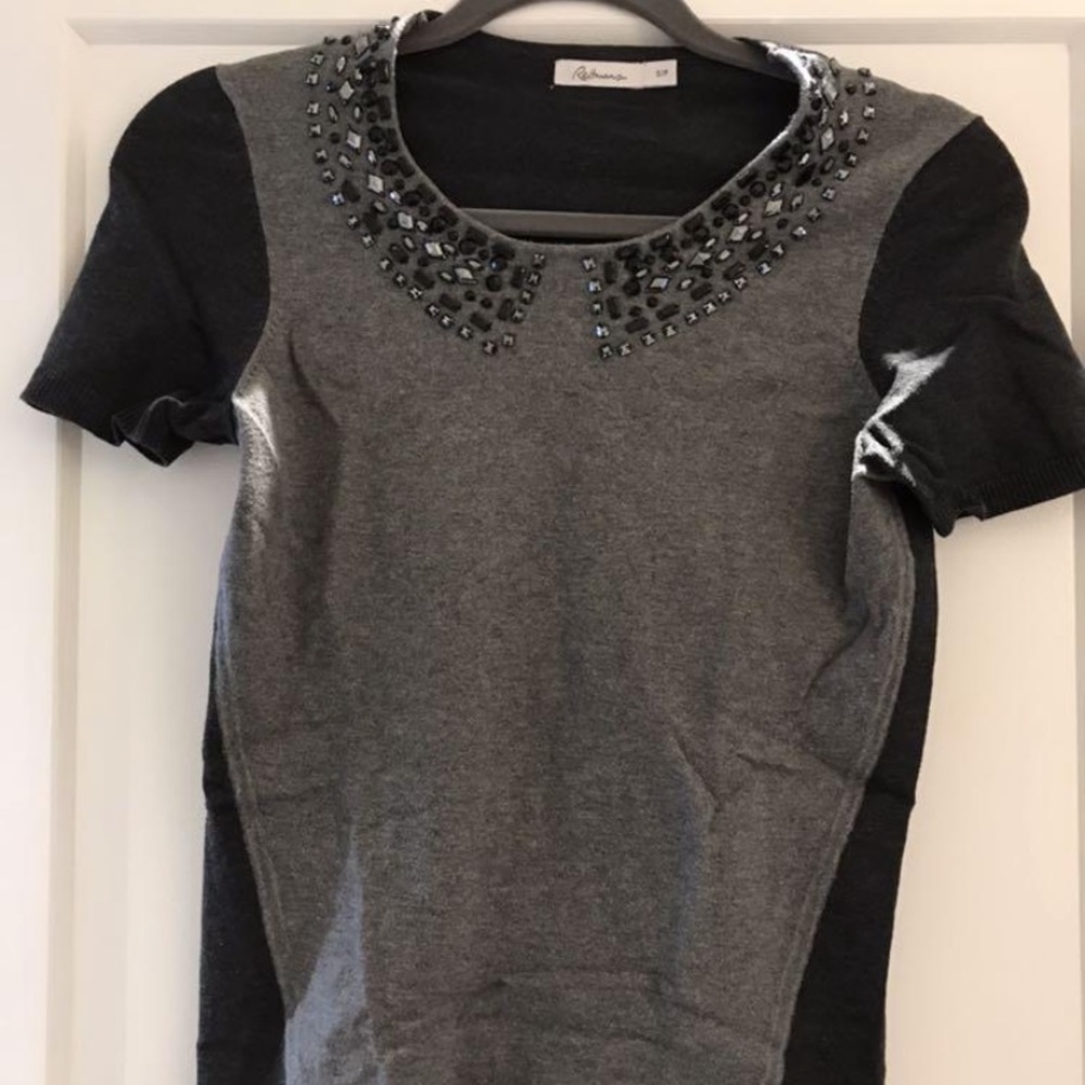 Grey T-shirt with beaded collar